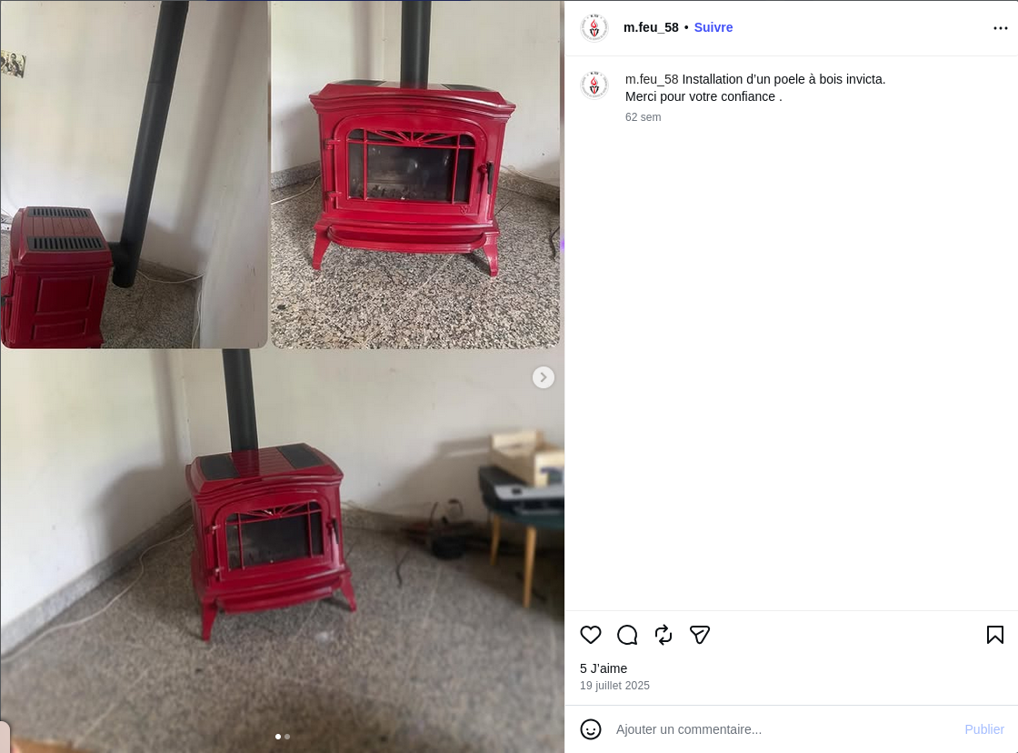 Poêle à bois rouge et son conduit, dans une maison